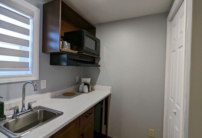 Номер Стандарт, First Canada Hotel Cornwall Hwy 401 On