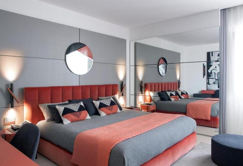 디럭스 룸, Plaza E De Russie  Relais & Chateaux