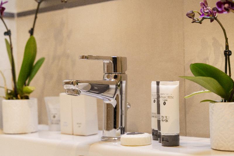 חדר דלוקס לשלושה, The Cross