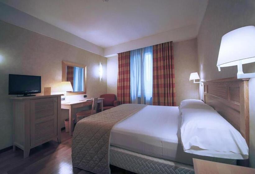 Номер Престиж, Monica Hotel Fiera