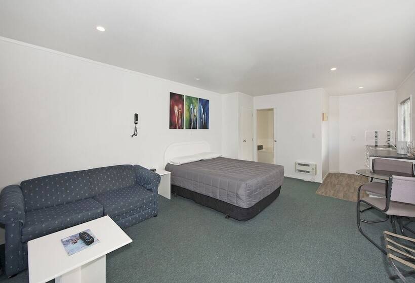 Студия Стандарт, Camellia Court Motel