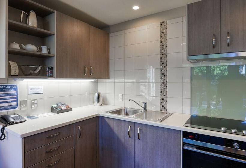 Апартаменты Внутренние 1 Спальня, Garden Court Suites & Apartments