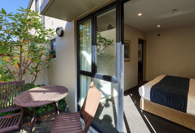 Апартаменты Внутренние 1 Спальня, Garden Court Suites & Apartments