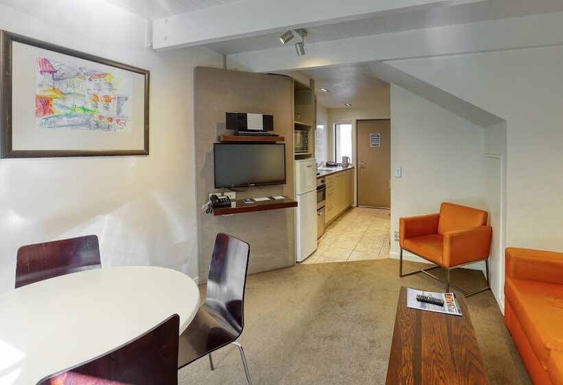 Апартаменты 2 Спальни Внутрение, Garden Court Suites & Apartments