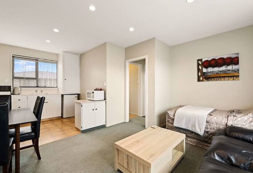 Люкс 2 Спальни, Econo Lodge Canterbury Court Motel