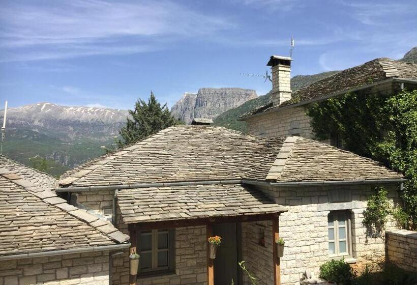 سوییت با چشم‌انداز کوه, Artsistas Houses