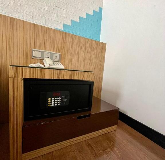 Номер Deluxe Кровать Кинг, New World Express Motel