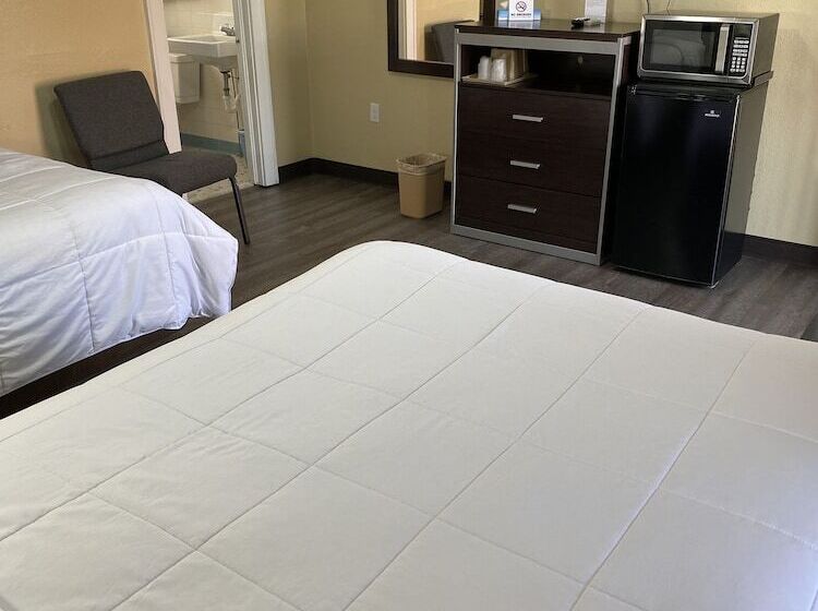 带2个双人床的标准工作室, Savannah Motel