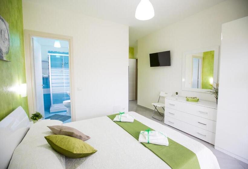 غرفة قياسية مطلّة علي البحر مزوَّدة بشُرفة, B&b Pepito