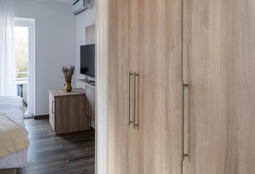 اتاق اساندارد با چشم‌انداز جانبی به دریا, Apartments & Rooms Lavanda