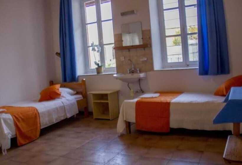 غرفة قياسية ثلاثية حمام مشترك, Medieval Rose Guest House