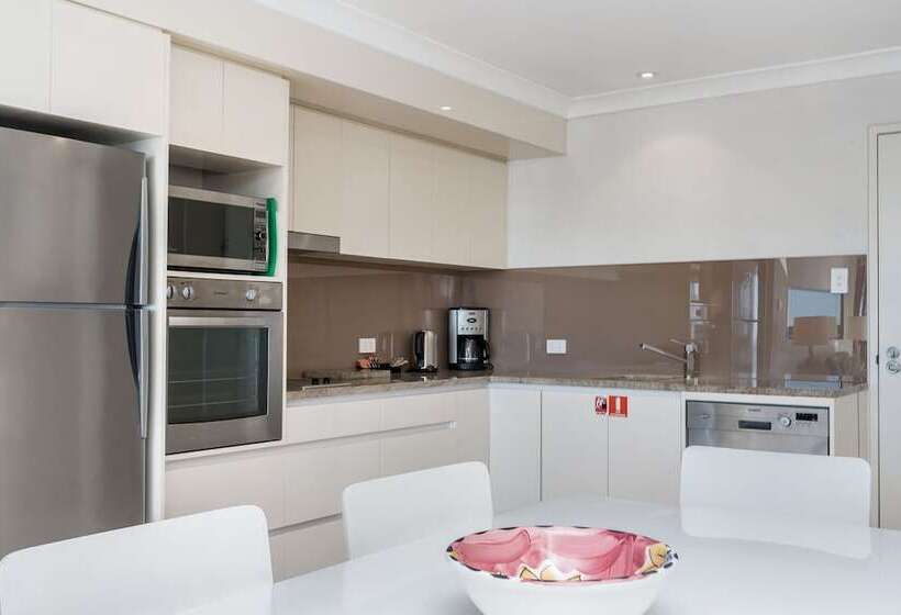 ペントハウス２ベッドルームアパート, Bayview Beachfront Apartments, In Town Right On The Beach