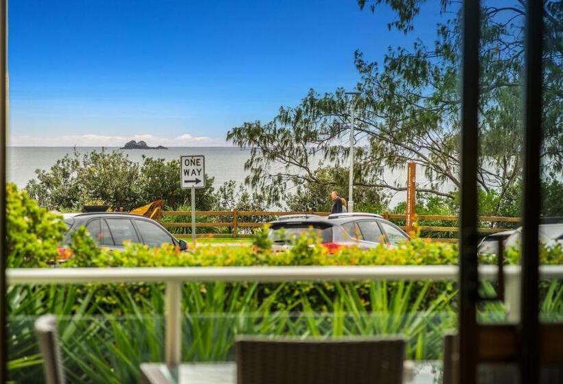 オーシャンビューの２ベッドルームデラックスアパート, Bayview Beachfront Apartments, In Town Right On The Beach