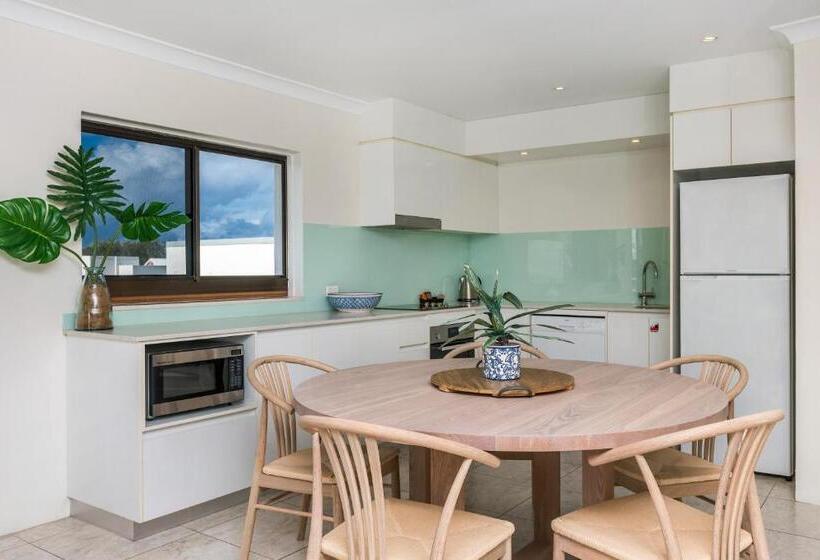 ペントハウス２ベッドルームアパート, Bayview Beachfront Apartments, In Town Right On The Beach