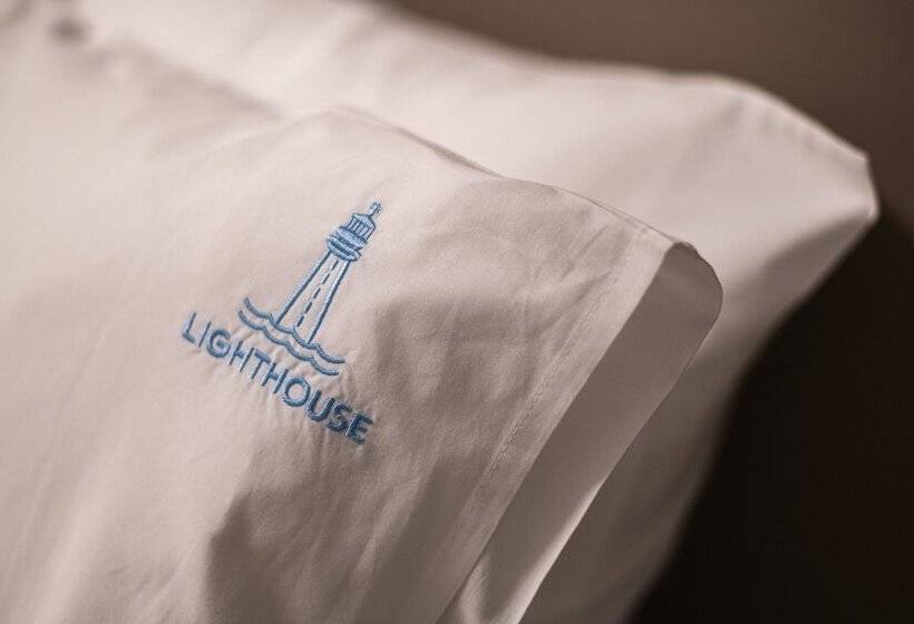 高级三人间, Lighthouse