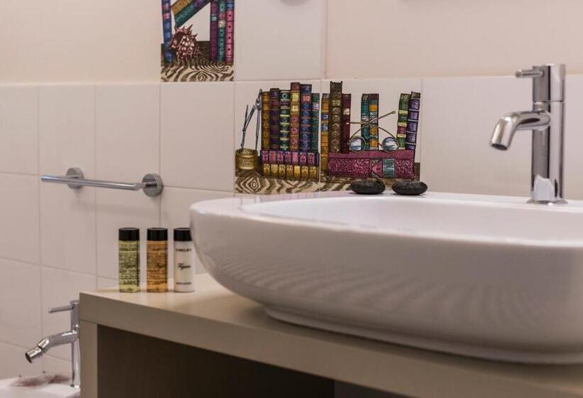 Quarto Triplo Estandar com Sacada, Suite Hotel L Oasi Di Riaci