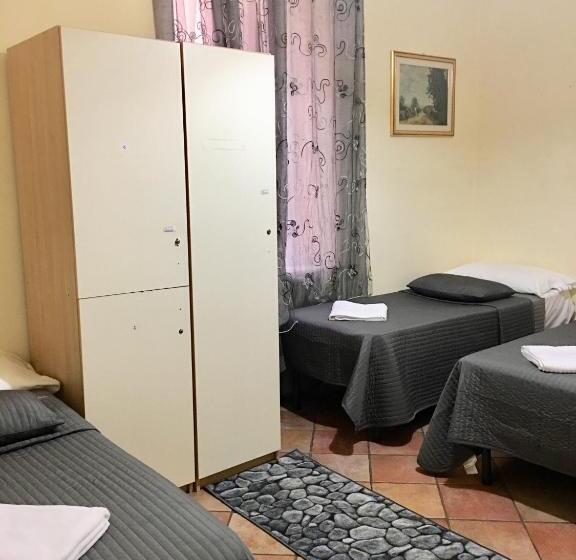 تختخواب در اتاق مشترک, Zidan Guest House