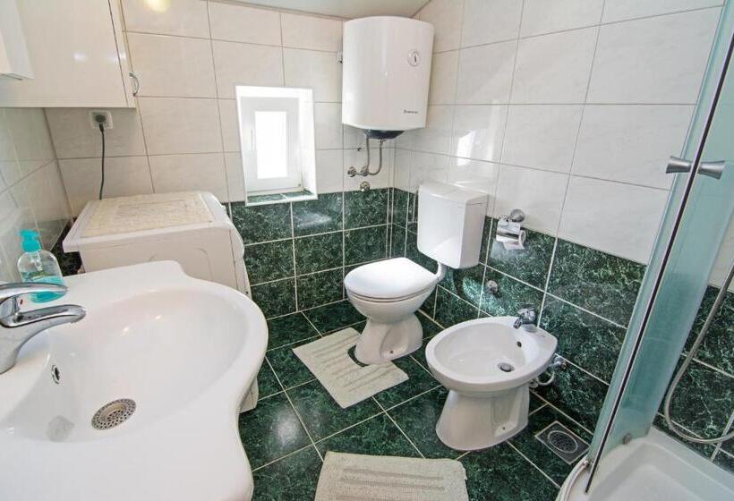 آپارتمان 1 خوابه با بالکن و چشم‌انداز دریا, Apartments And Rooms Vila Irma