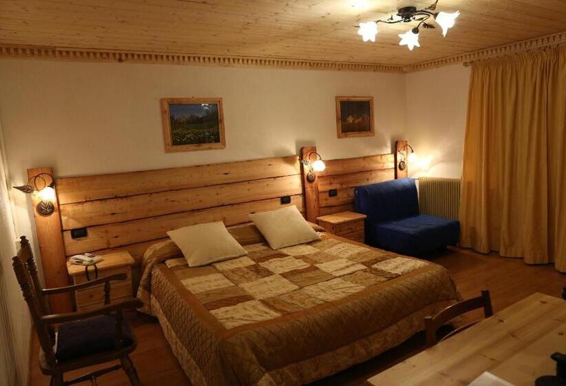 Трехместный Номер Стандарт с Балконом, Albergo Centrale Forni
