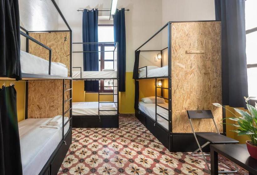 Quarto Familiar Banheiro Compartilhado, Intra Muros Hostel