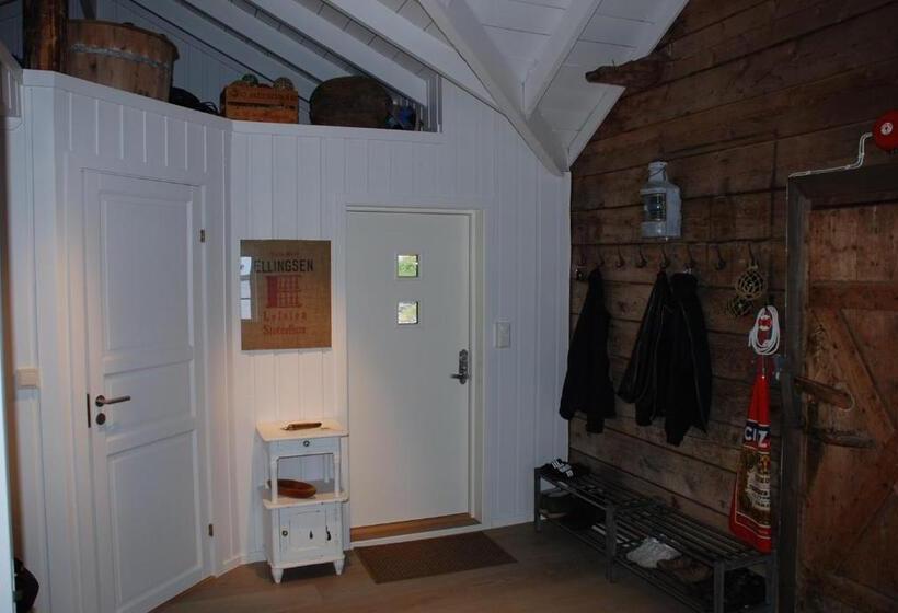 Дом 4 Спальни, å Rorbuer By Classic Norway Hotels