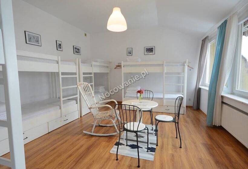 Кровать в Общей Комнате, Sisters Lodge Hostel