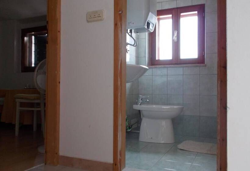 스탠다드 트리픔 룸 공동욕실, Guest House Accommodation Rupine