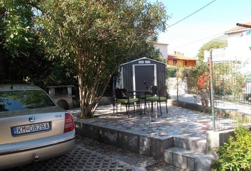 스탠다드 트리픔 룸 공동욕실, Guest House Accommodation Rupine