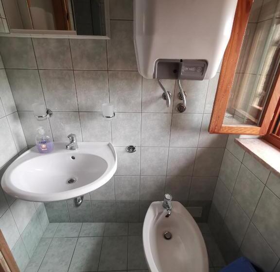 스탠다드 트리픔 룸 공동욕실, Guest House Accommodation Rupine