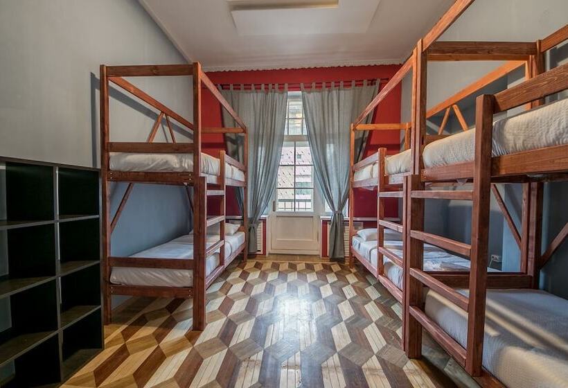 تختخواب در اتاق مشترک, Hat Off Hostel