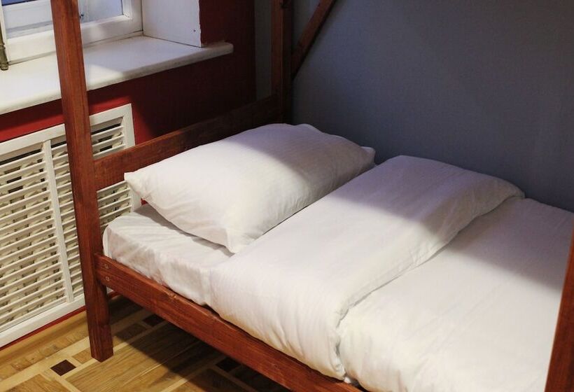 تختخواب در اتاق مشترک, Hat Off Hostel