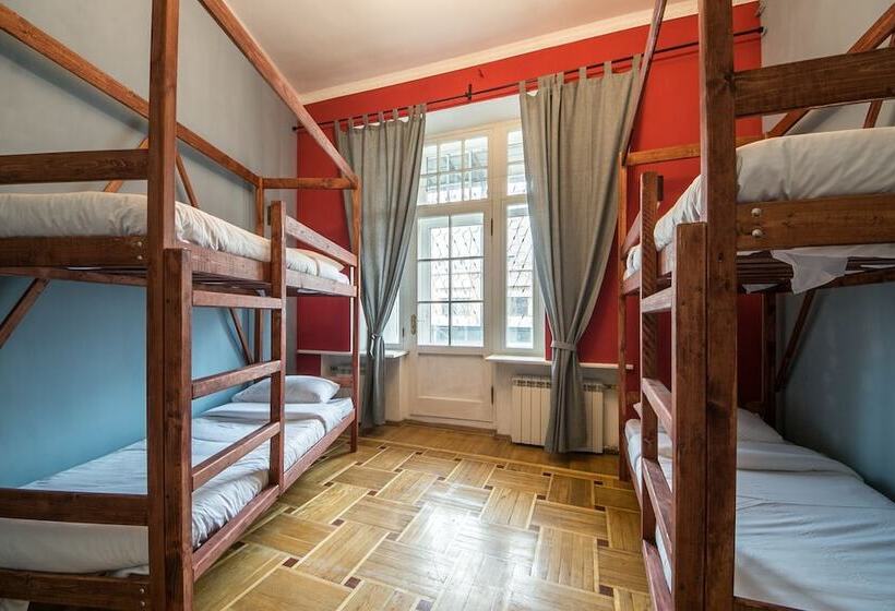 تختخواب در اتاق مشترک, Hat Off Hostel
