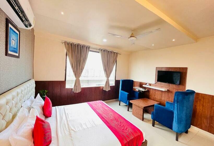 Quarto Deluxe, The Leaf   Gomti Nagar Lucknow