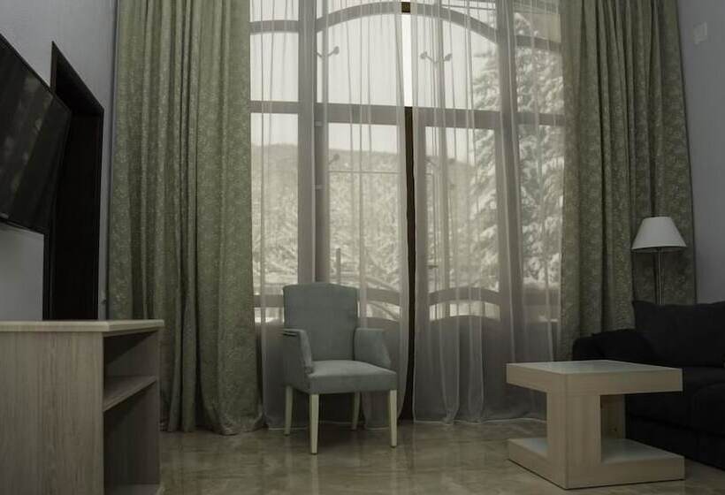 Полулюкс, Alm House