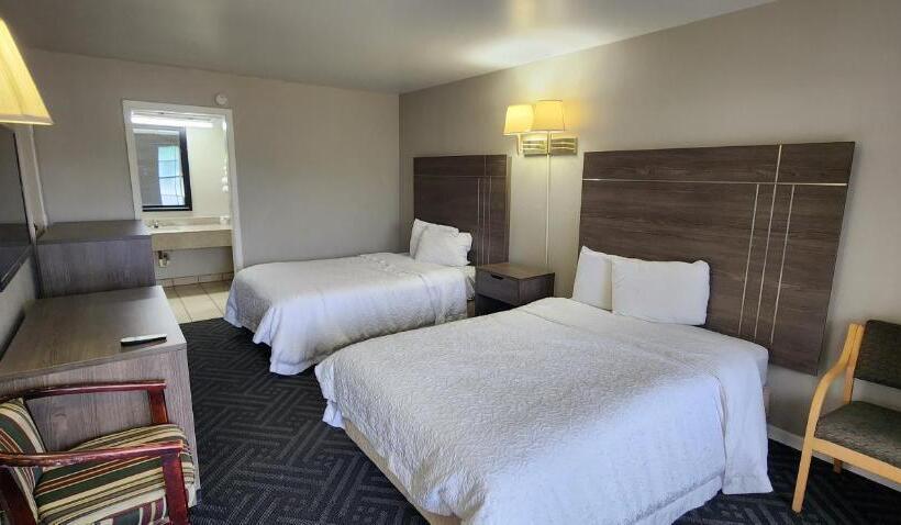 חדר סטנדרט לשלושה, Alice Motor Inn