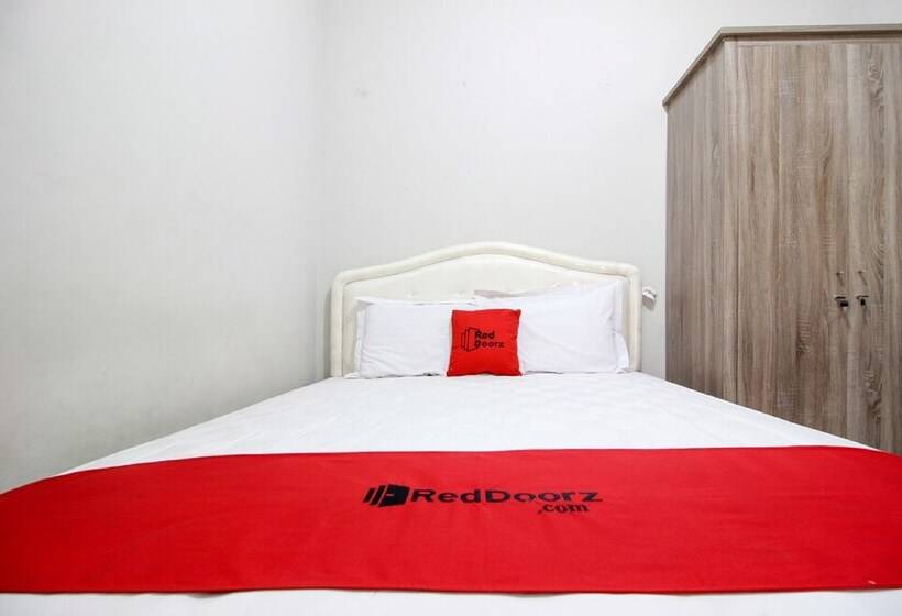 Номер Deluxe, Reddoorz Plus Near Stie Ykpn