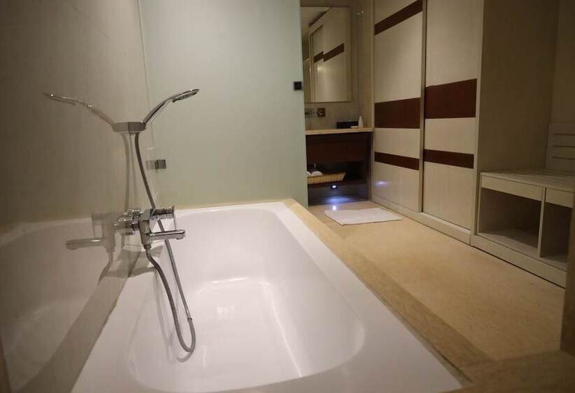带大床的套房, Regenta Central Rs Chennai Omr Sipcot