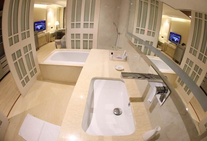 带皇后床的套间, Regenta Central Rs Chennai Omr Sipcot