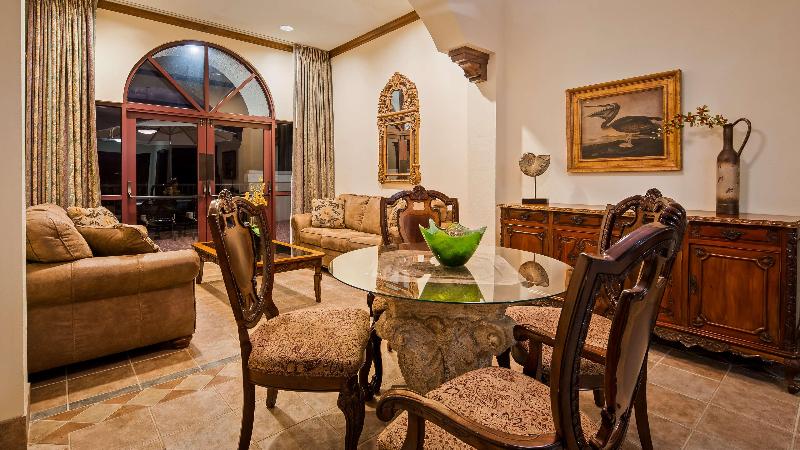 מיטת קינג בסוויטה, Best Western Gateway Grand