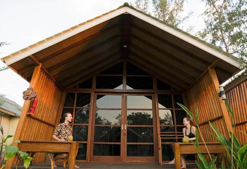 Бунгало с видом на бассейн, Wah Resort Gili Trawangan