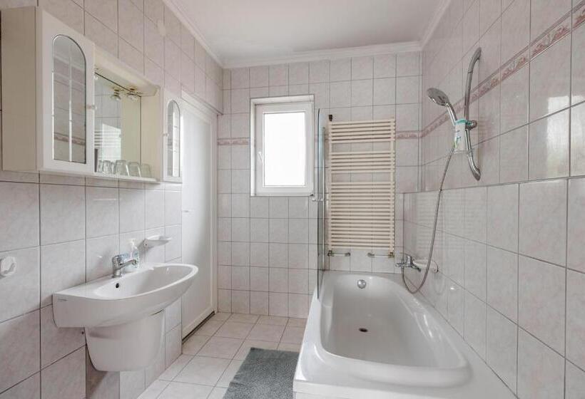 带2个卧室的公寓, Airport Jazmin Guesthouse