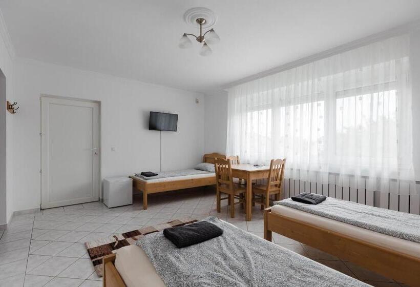 带2个卧室的公寓, Airport Jazmin Guesthouse