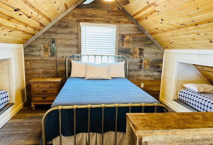 패밀리 스위트, Knotty Squirrel Cabins