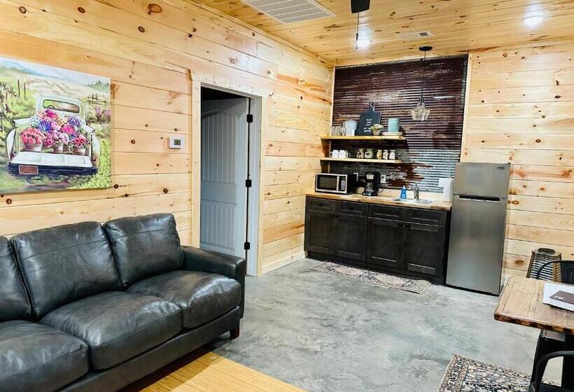 스위트 킹사이즈 침대, Knotty Squirrel Cabins