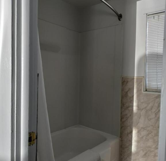 Номер Стандарт, Eight Bar B Motel