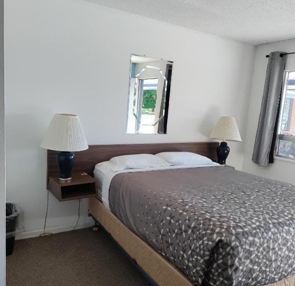 Номер Deluxe, Eight Bar B Motel