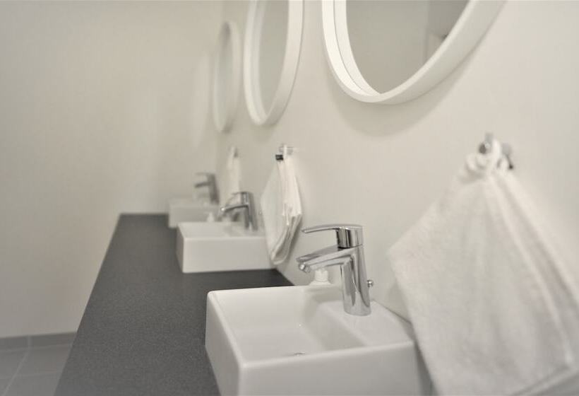 اتاق خانوادگی با سرویس بهداشتی مشترک, Nuuk City Hostel