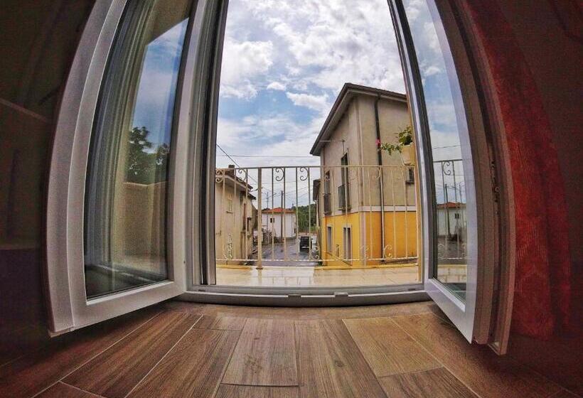 اتاق لوکس با بالکن, Aramoni B&b