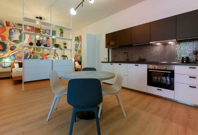 标准工作室, Avantgarde Apartments