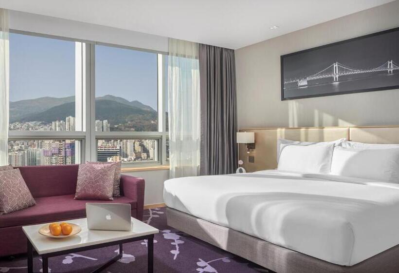 Номер Премиум, Avani Central Busan